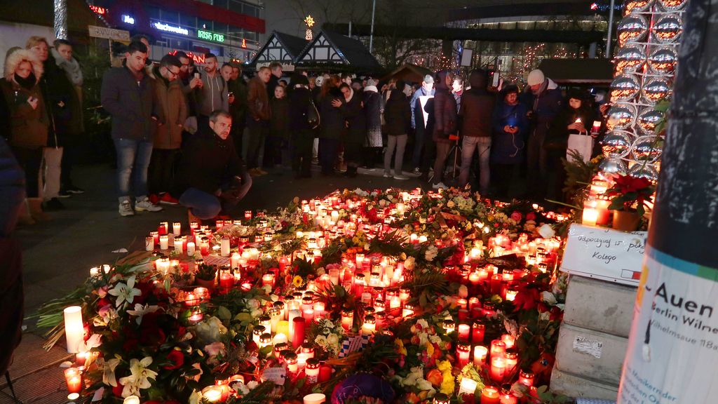 Velas, dolor y rabia en los homenajes a las víctimas del ataque de Berlín