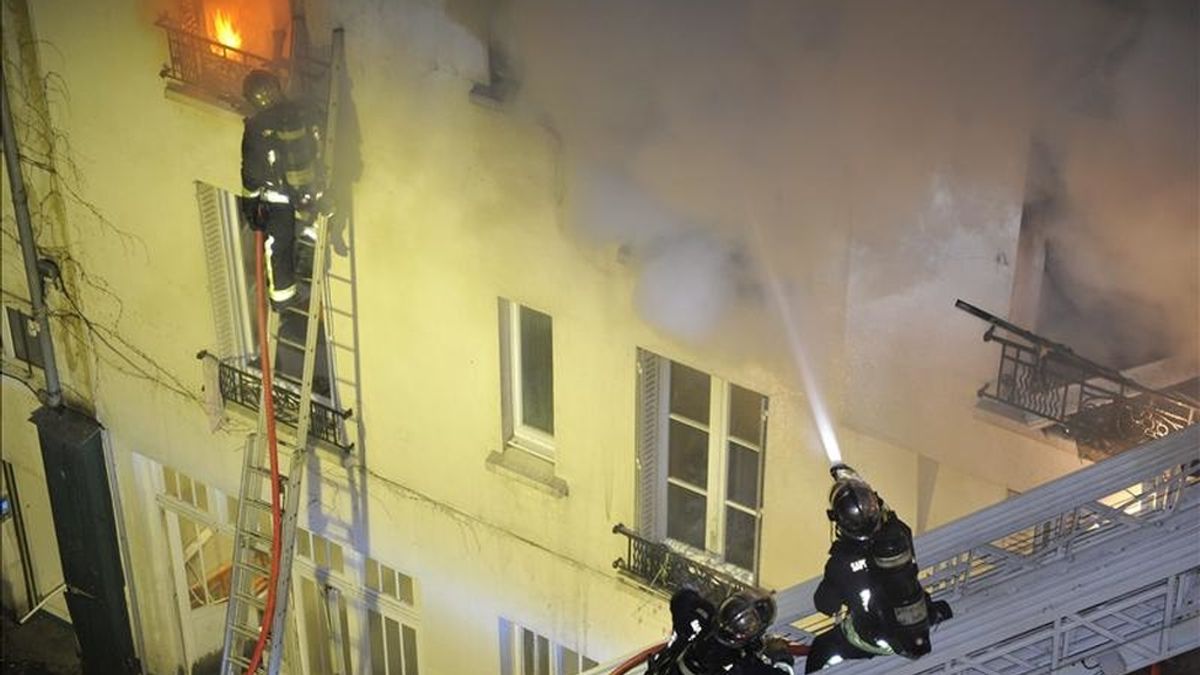 Fotografía cedida por los bomberos de París que muestra el incendio de un edificio de París, Francia. EFE