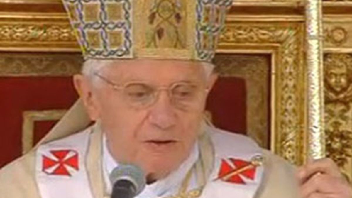 El papa Benedicto XVI ha presidido la ceremonia de beatificación del papa Juan Pablo II en la plaza de San Pedro en la Ciudad del Vaticano. Vídeo: ATLAS