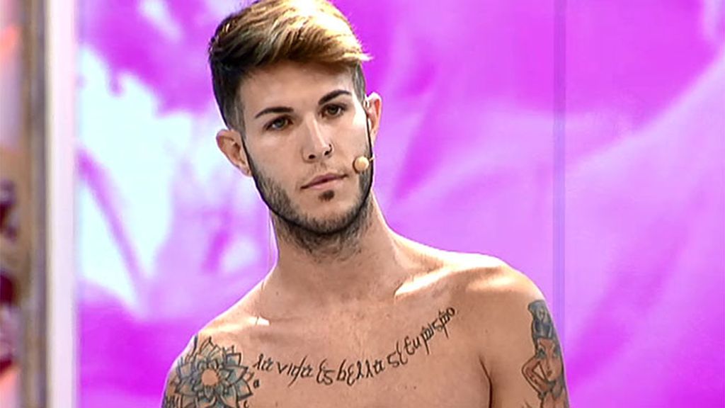 Néstor llega sin ropa a pedir un cambio