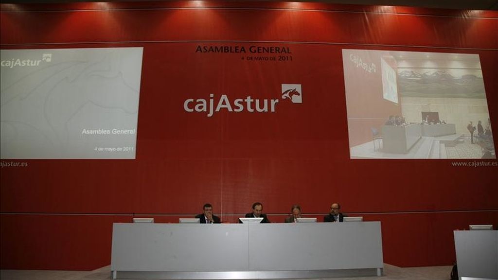 Fotografía facilitada por Cajastur de la Asamblea General de la Caja de Ahorros de Asturias que se celebró hoy en Oviedo. Cajastur, Caja Cantabria y Caja Extremadura votan hoy en sus asambleas el acuerdo de integración con el que se ultima el proceso de "fusión fría" emprendido por las tres entidades financieras para formar un Sistema Institucional de Protección (SIP). EFE