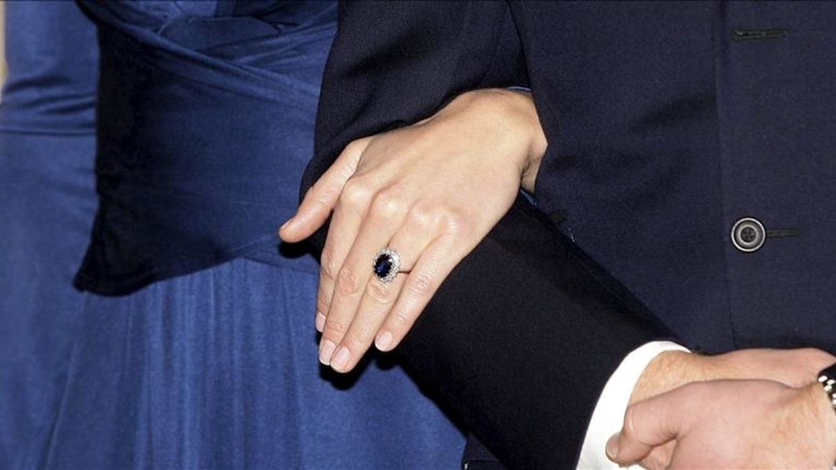 Detalle del anillo de compromiso que el príncipe Guillermo de Inglaterra ha regalado a Kate Middleton, durante el acto en el que anunciaron su enlace matrimonial, el pasado 16 de noviembre. EFE/Archivo