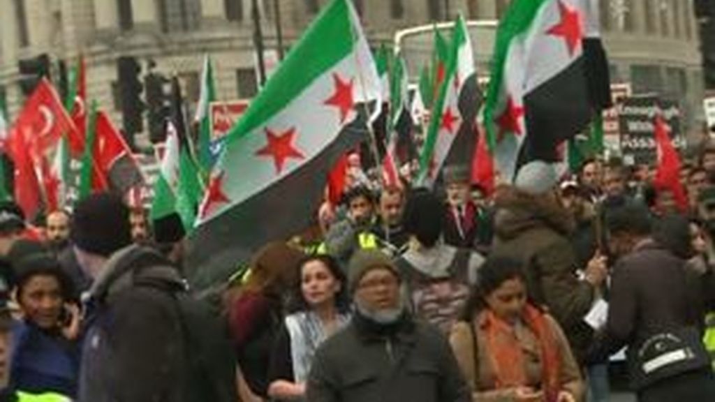 Multitudinaria manifestación en Londres en contra de la guerra civil en Siria