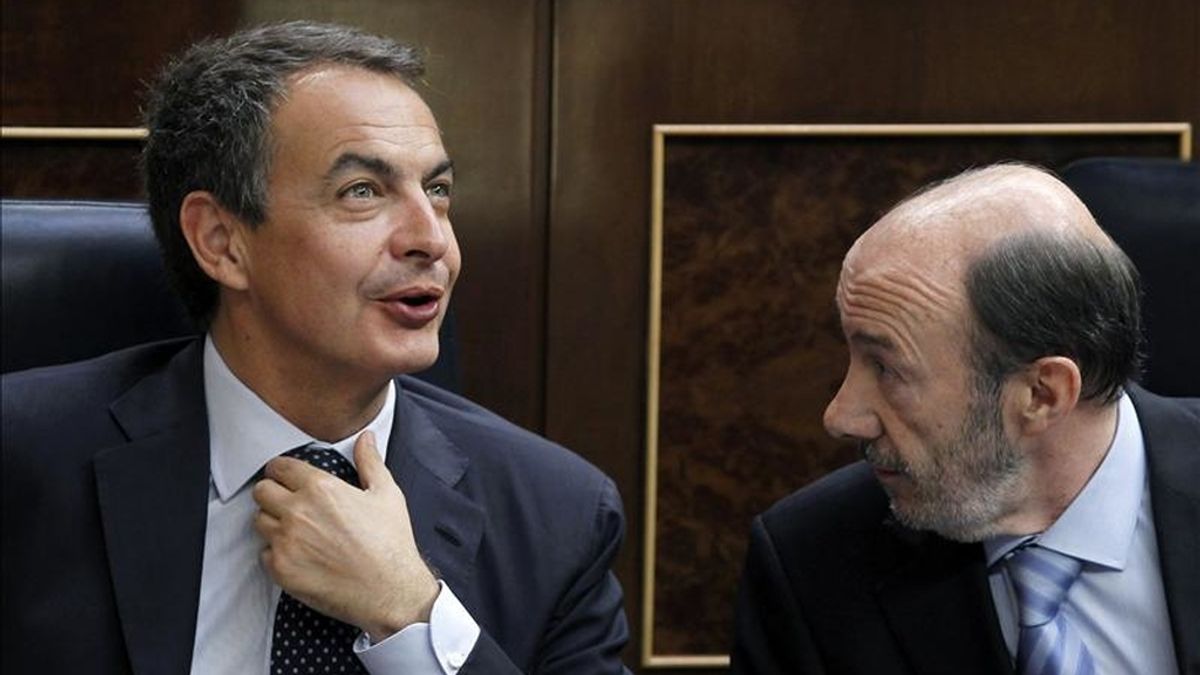 El presidente del Gobierno, José Luis Rodríguez Zapatero (izda), junto a su vicepresidente primero, Alfredo Pérez Rubalcaba, durante la sesión de control al Ejecutivo del pleno del Congreso de hoy. EFE