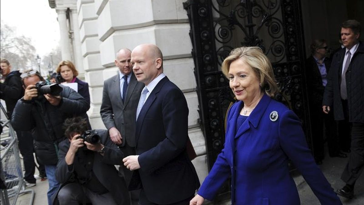 La secretaria de Estado de EEUU, Hillary Clinton, y el ministro británico de Asuntos Exteriores, William Hague, abandonan la sede del Ministerio de Asuntos Exteriores en Londres (Reino Unido). EFE