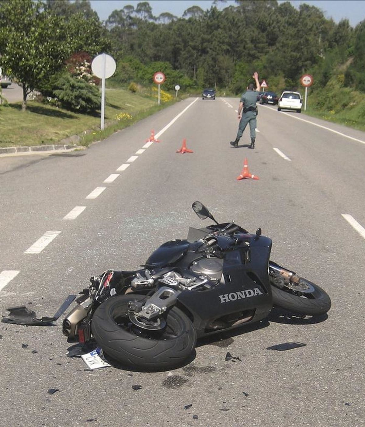 Un hombre de 36 años que conducía una motocicleta falleció ayer a consecuencia de un choque contra un coche que circulaba en sentido opuesto en una carretera pontevedresa. EFE