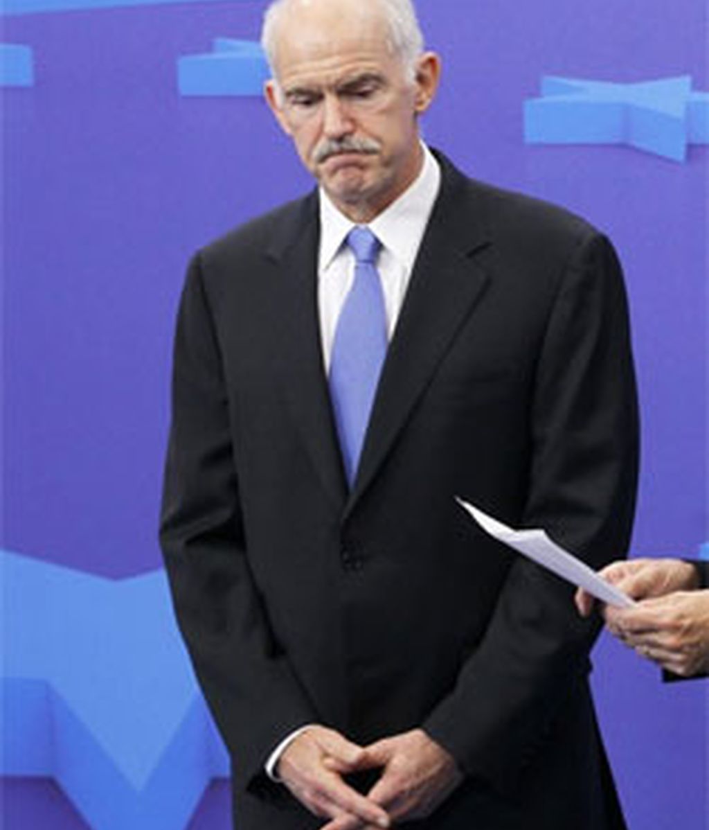 El primer ministro griego, Yorgos Papandréu, en Bruselas, después de que el Eurogrupo decidiese posponer a julio próximo el desbloqueo del quinto tramo del rescate a su país. Foto: AP.