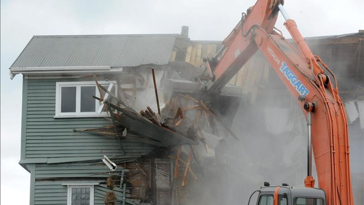 Una máquina derriba los restos de una casa dañada por el terremoto en Bealy Ave, Christchurch (Nueva Zelanda). EFE/Archivo