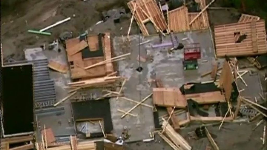 Árboles y tejados derribados tras el paso de fuertes tormentas en Illinois