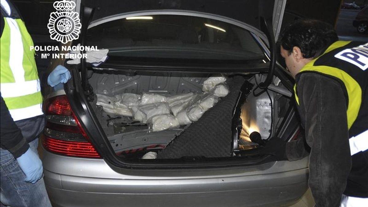 Fotografía facilitada por la Policía Nacional que ha localizado 61 kilos de "speed" ocultos en un coche que viajaba desde Holanda a Bilbao y que fue interceptado en un área de servicio de Guipúzcoa tras cruzar la frontera de Irún. EFE