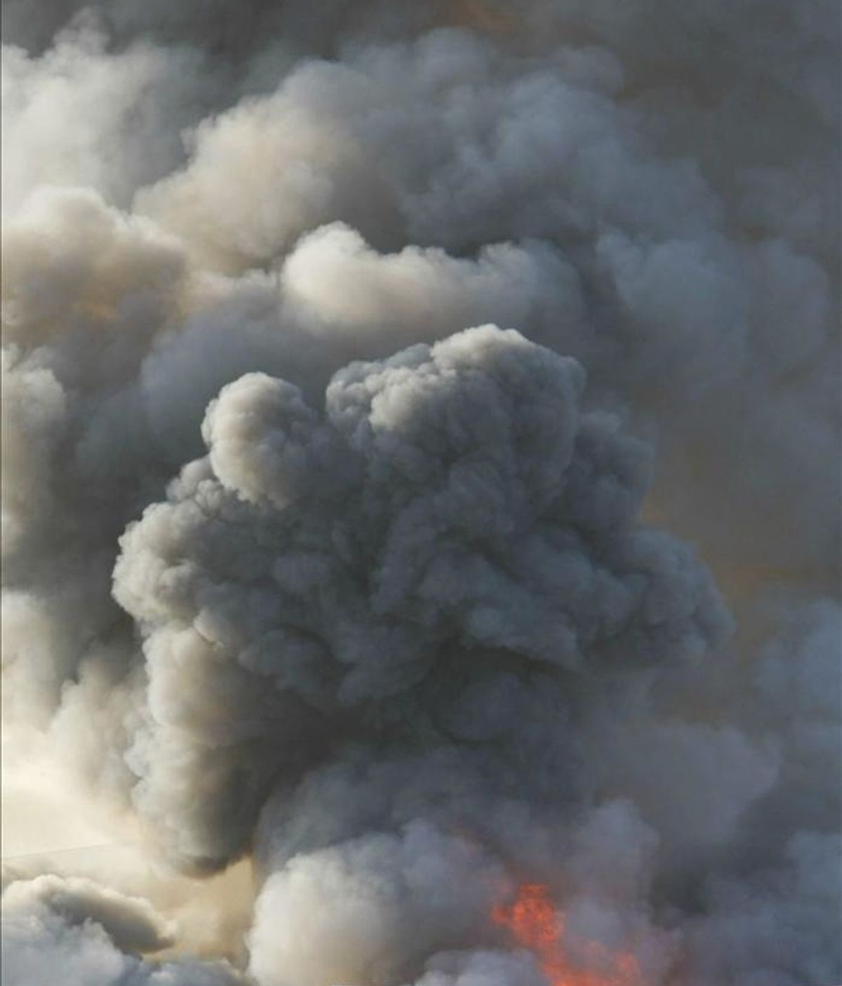 Vista de la columna de humo de un incendio declarado en Zaragoza. EFE/Archivo