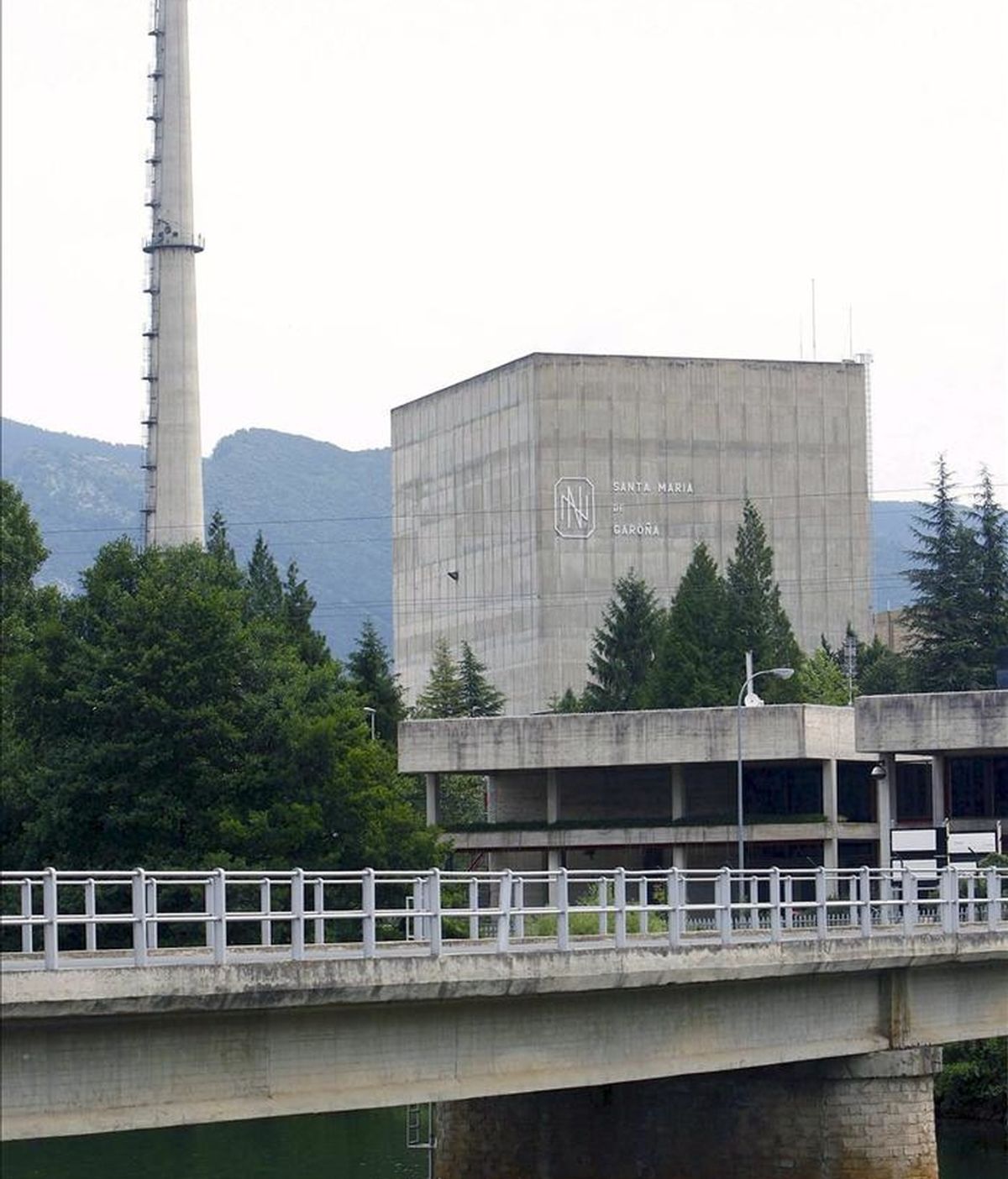 Fotografía de arachivo del exterior de la central nuclar de Garoña, emplazada en Santa María de Garoña, Burgos. El presidente del Gobierno, José Luis Rodríguez Zapatero, ha ratificado hoy el cierre de esta central nuclear para 2013 y ha reiterado que se revisarán los sistemas de seguridad de los ocho reactores nucleares en territorio español, para comprobar su riesgo sísmico. EFE/Archivo