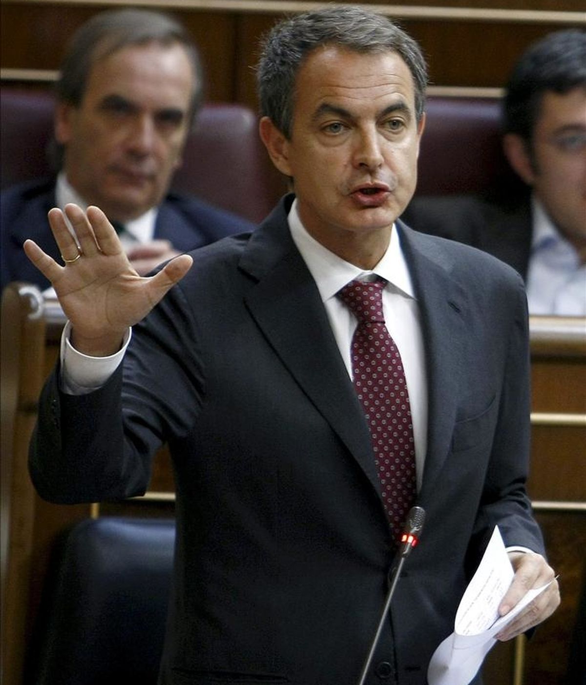 El presidente del Ejecutivo, José Luis Rodríguez Zapatero, durante una de sus intervenciones en la sesión de control al Gobierno del Pleno del Congreso. EFE
