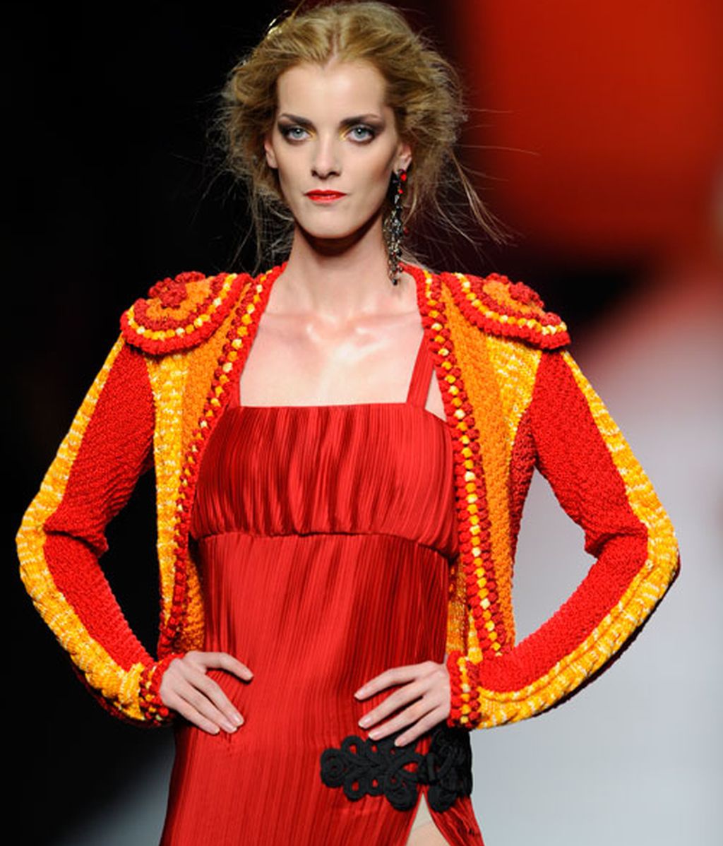 Pasado y presente se fusionan en el desfile de Francis Montesinos