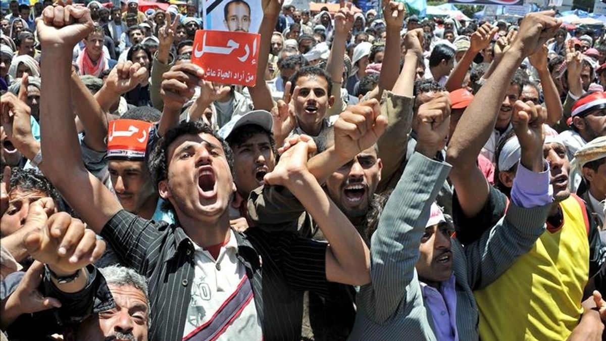 Opositores yemeníes se manifiestan contra el gobierno, en Saná, Yemen. EFE