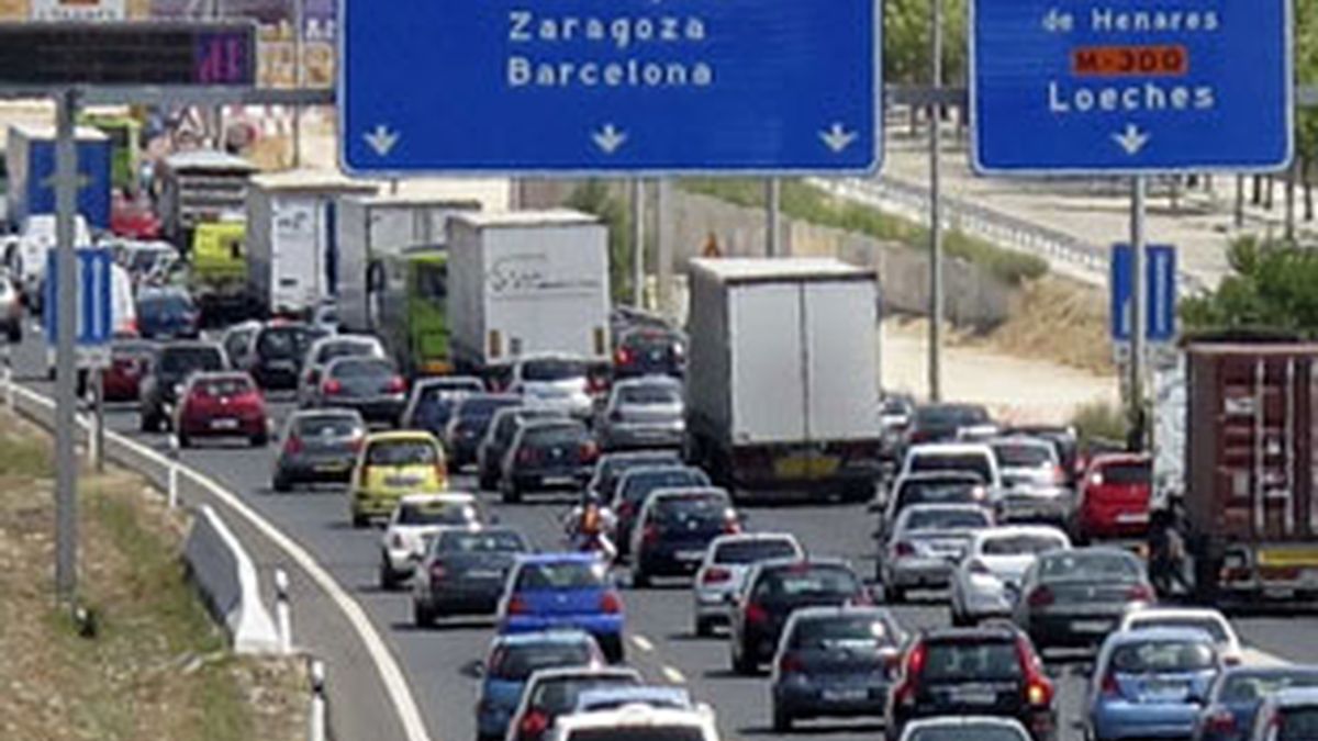 Atascos en la carretera A-2 en Madrid. Foto: EFE