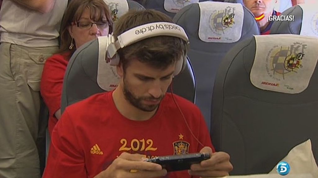 Entre periódicos, balones y tartas con la bandera