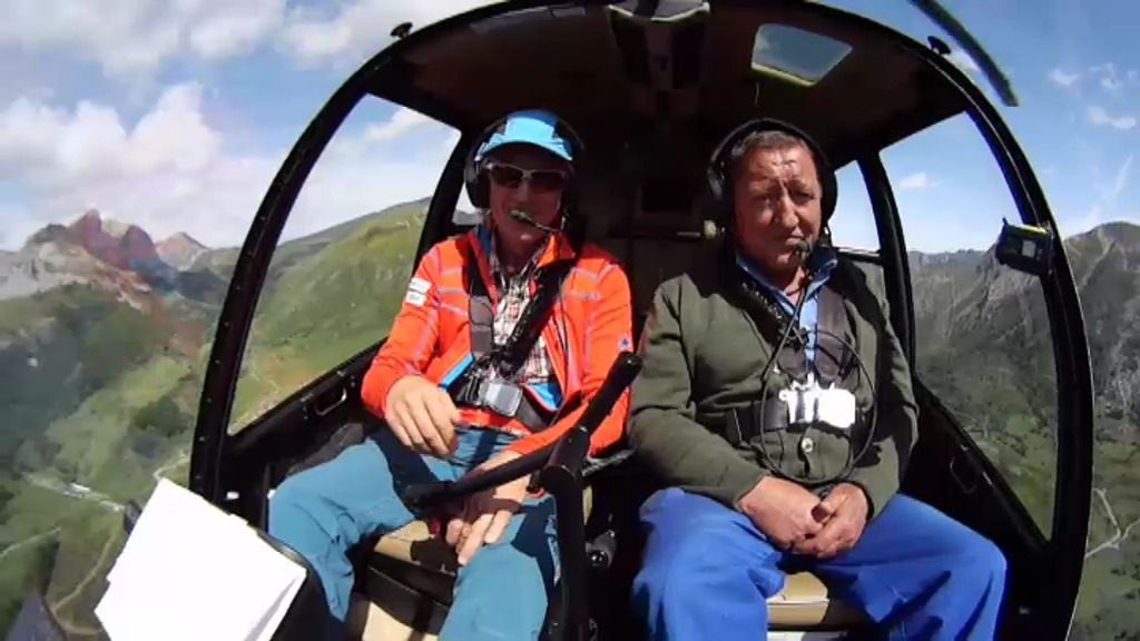 A Toño le ablanda sobrevolar Somiedo en helicóptero junto a Jesús Calleja