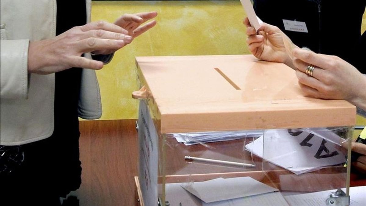 Una votante deposita su papeleta en una urna. EFE/Archivo