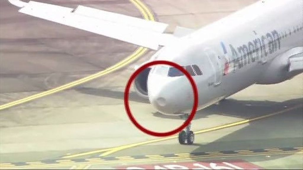 Un avión, obligado a regresar al aeropuerto por este tremendo golpe en el aire