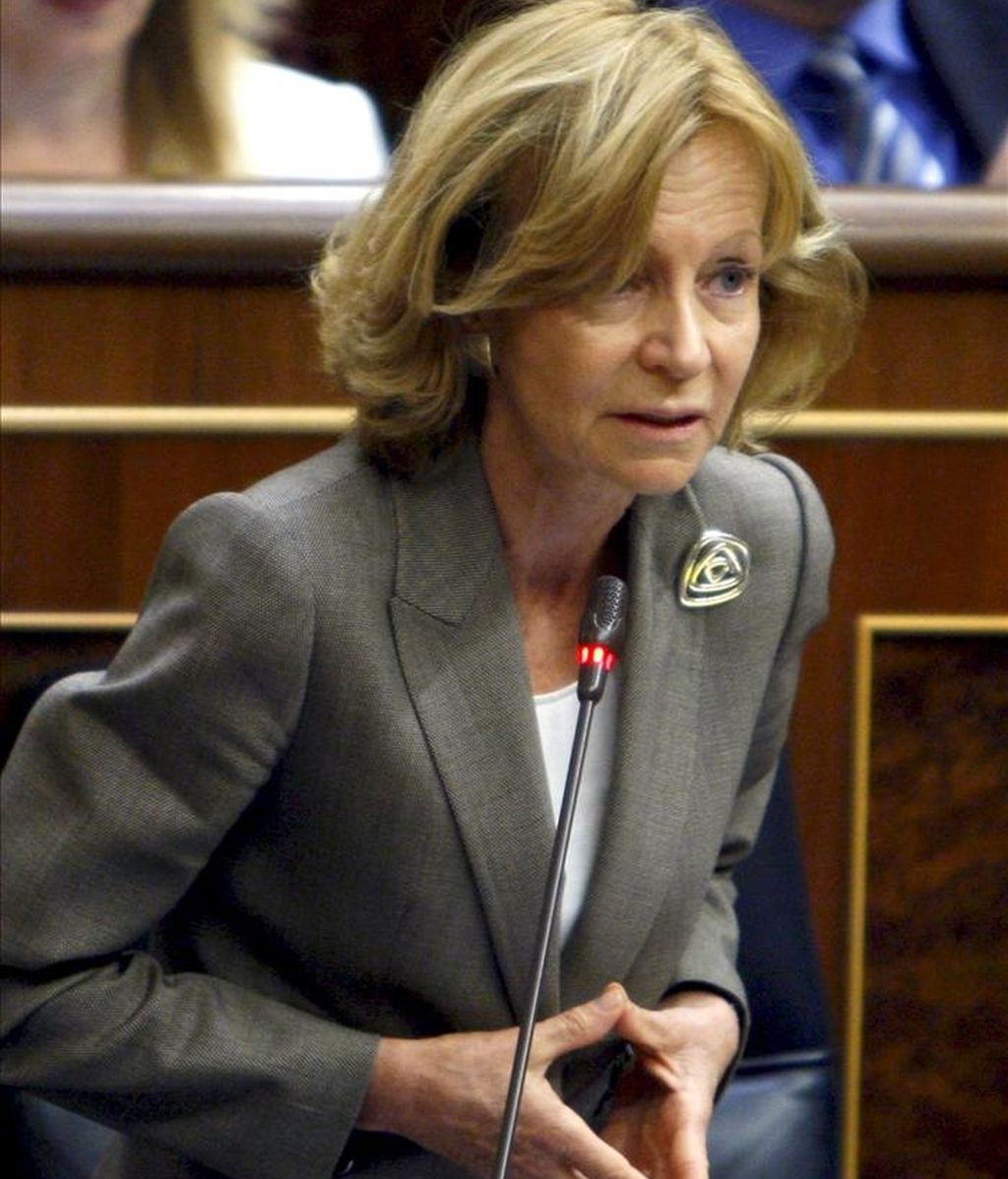 La vicepresidenta económica, Elena Salgado, durante una de sus intervenciones en la sesión de control al Ejecutivo, hoy en el Congreso, en la que ha afirmado que Hacienda ha abonado ya más de 920 millones de euros a 1.350.000 contribuyentes con derecho a devolución en su declaración de la renta correspondiente al ejercicio 2010, el 64 % de los que lo han pedido. EFE