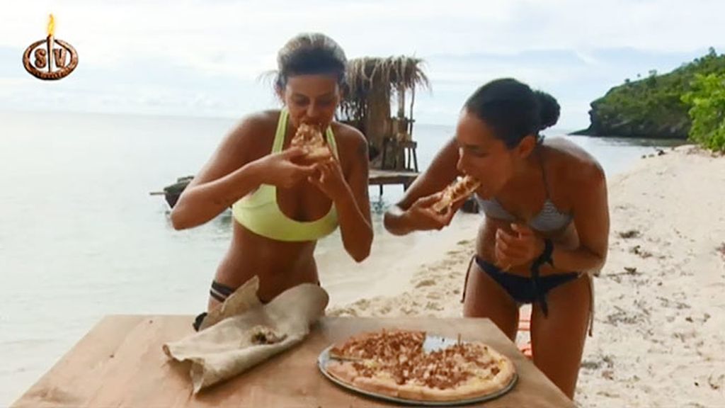 Lola y Lucía disfrutan de una pizza tras un juego de recompensa