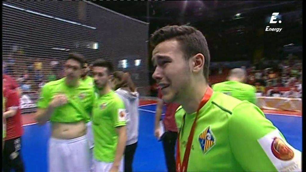 Orgullo y tristeza de los jugadores del Palma Futsal en la recogida de premios