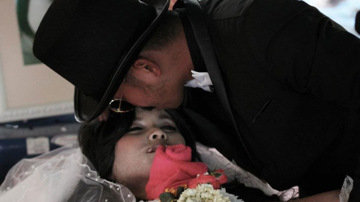 Chadil Deffy besa el cadáver de su novia