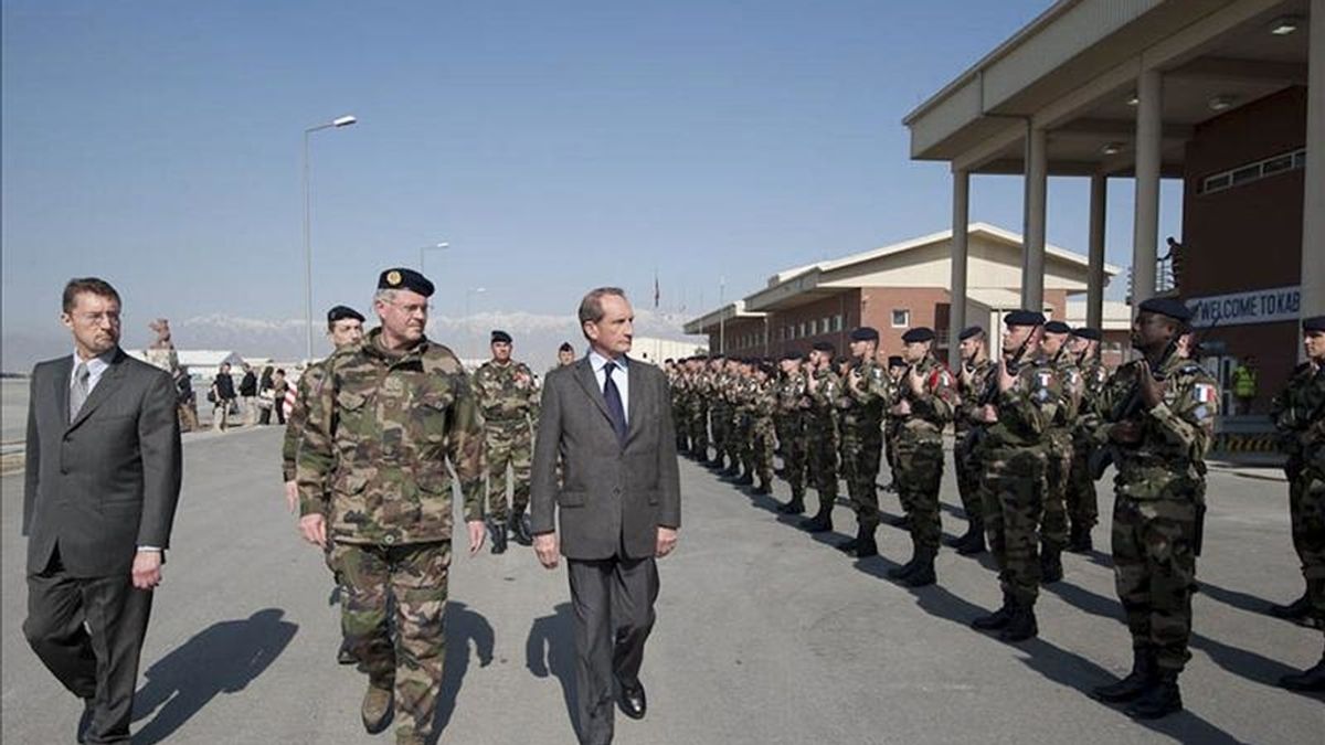 Fotografía cedida por el Ministerio de Defensa francés hoy, 18 de abril de 2011 que muestra al ministro galo Gerard Longuet (3ºizda) durante su visita en Kabul (Afganistán) ayer, domigo, 17 de abril. EFE