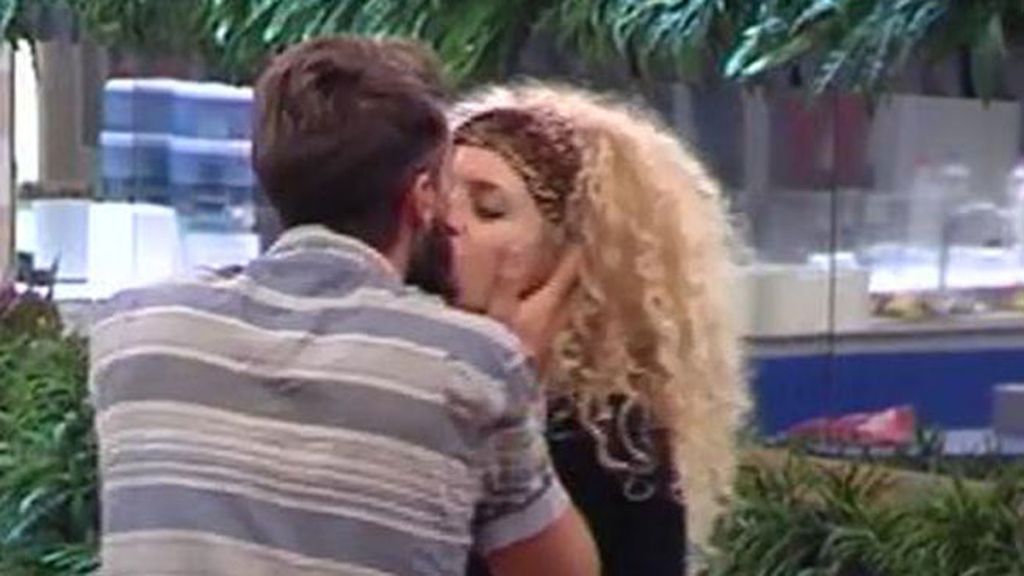 Juanma besa en la boca a Azahara...por el reto del debate de 'GH'