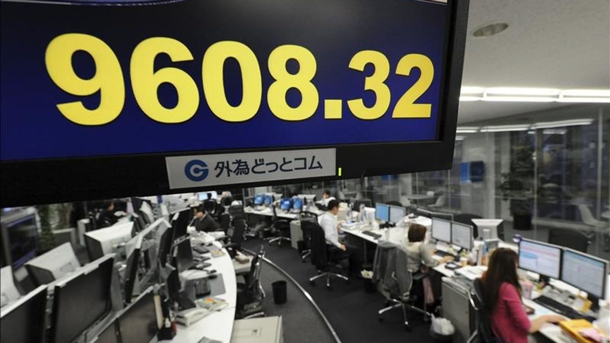 Un panel con el índice Nikkei en la Bolsa de Tokio (Japón). EFE/Archivo Un panel con el índice Nikkei en la Bolsa de Tokio (Japón). EFE/Archivo