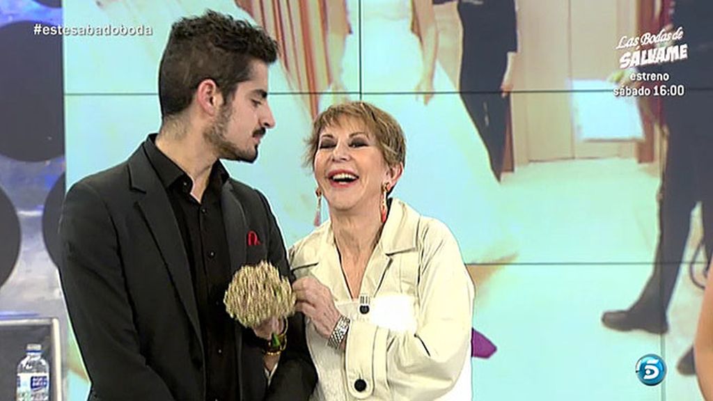 Las colaboradores y los colaboradores desfilan de blanco