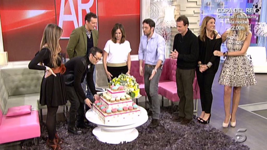 La presentadora ha recibido un ramo de flores y magdalenas por su cumpleaños