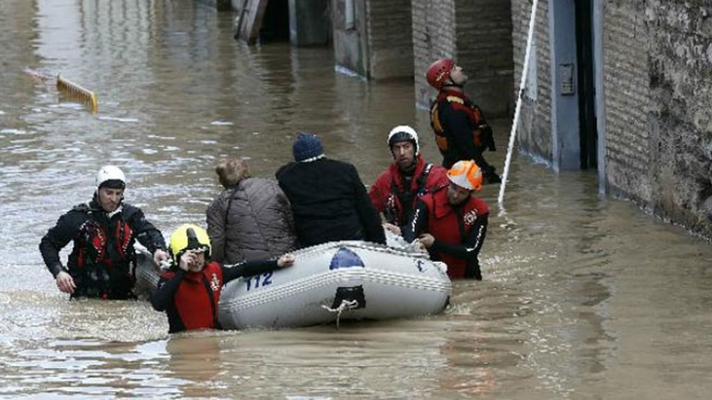 Evacuados cientos de vecinos de varias localidades de Zaragoza por la crecida del Ebro