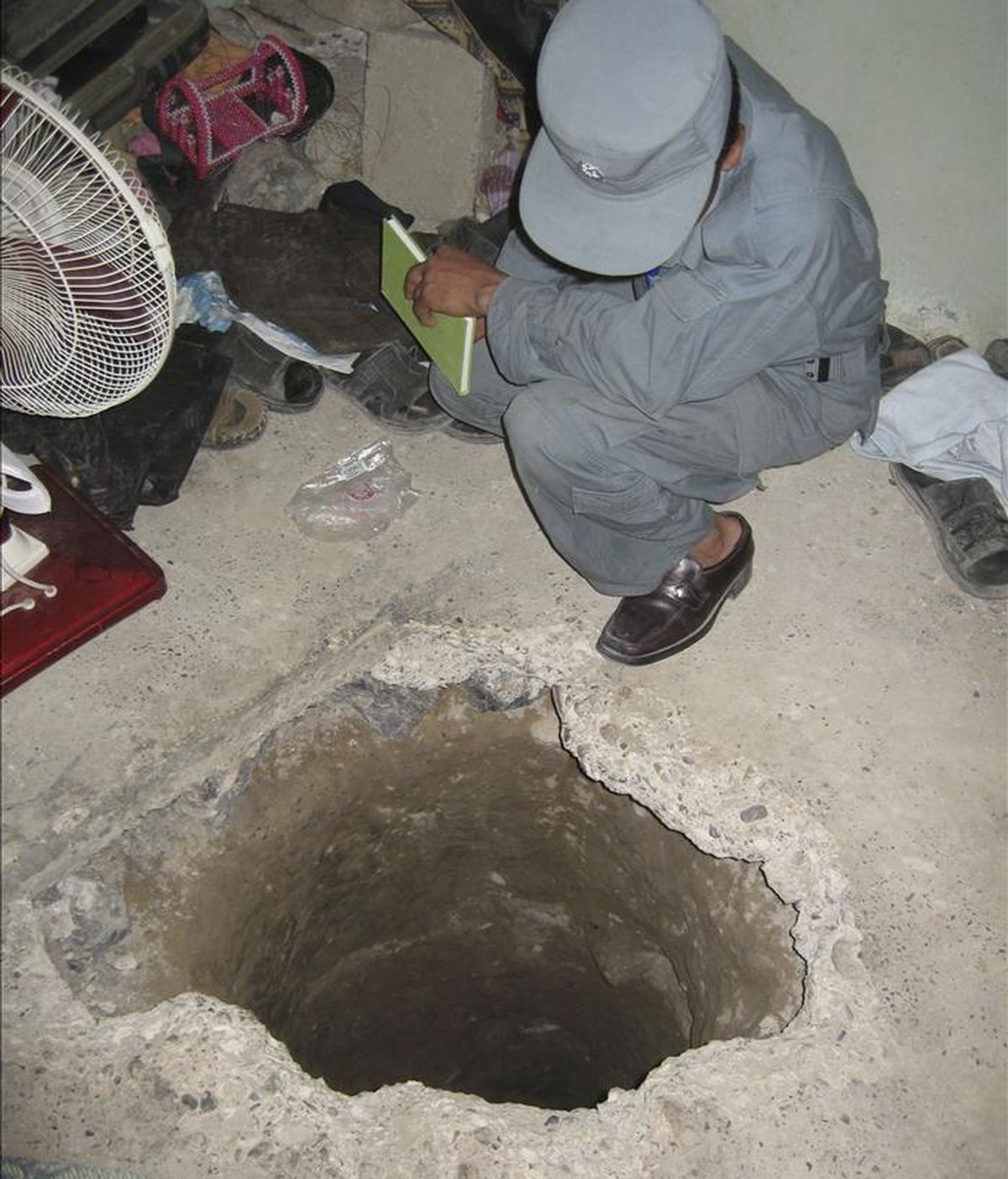 Policías afganos inspeccionan el túnel excavado por milicianos talibanes para escapar de una prisión de Kandahar, Afganistán, ayer lunes, 25 de abril de 2011. EFE