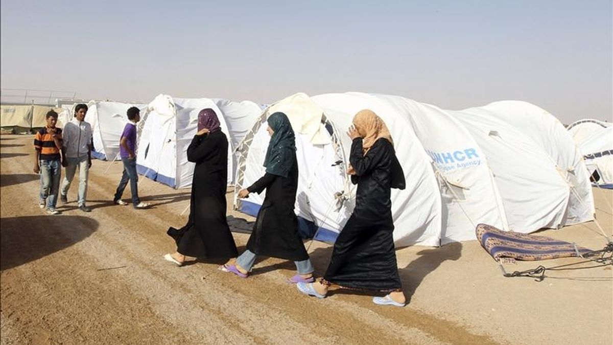 Familias libias que han huido de la violencia en su localidad de Nalut se refugían en el campamento de Ramada, a unos 25 kilómetros al sur de la frontera libia con Túnez. EFE