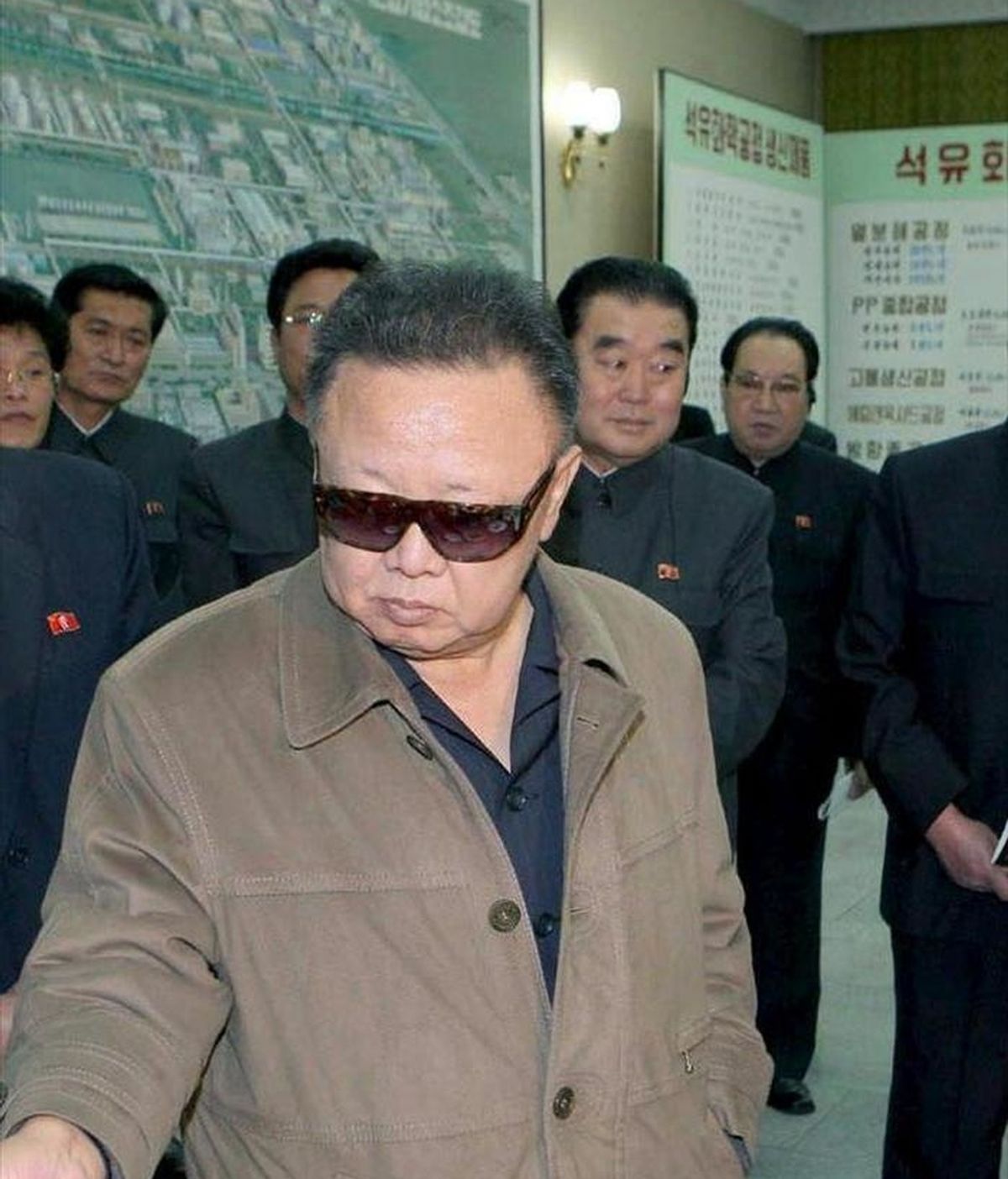 Fotografía sin fechar facilitada por la Agencia Central de Noticias Norcoreana que muestra al líder norcoreano, Kim Jong-il, durante su visita a la planta petroquímica Namheung Youth en la provincia norcoreana de Pyongan Sur. Seúl invitará a Kim Jong-il a una cumbre si cierra su programa atómico. EFE/YNA