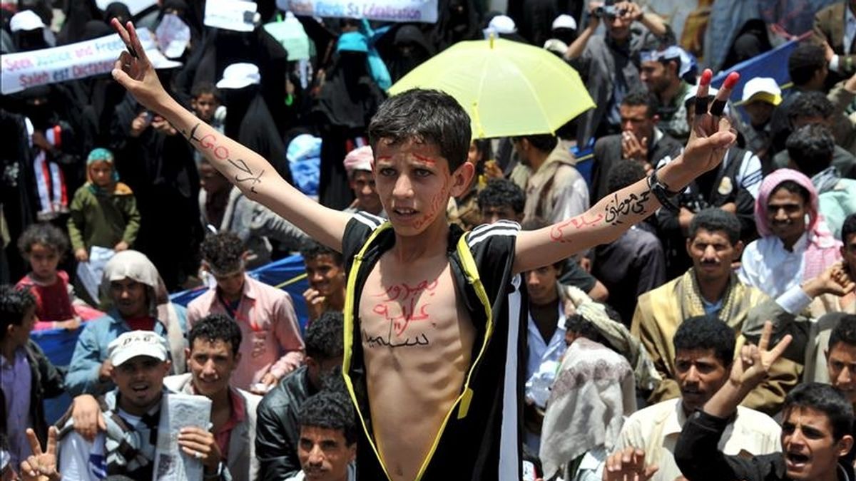 Manifestantes opositores al gobierno yemení cargan a un niño que hace la señal de victoria, en una protesta para exigir la salida del presidente yemení, Alí Abdalá Saleh, en Saná, Yemen. EFE