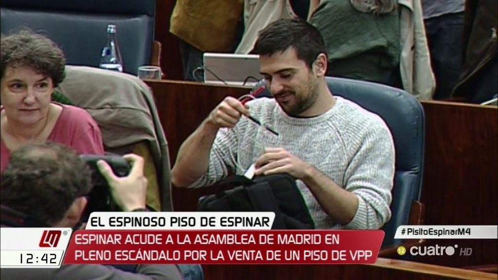 Ramón Espinar acude a la Asamblea de Madrid en pleno escándalo