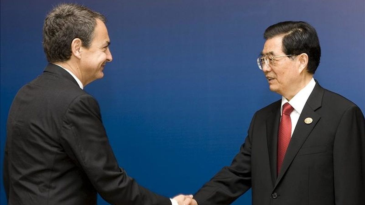 Fotografía cedida por Presidencia del Gobierno del presidente del Ejecutivo español, José Luis Rodríguez Zapatero (i), saludando al presidente chino, Hu Jintao, que preside la décima edición del Foro económico de Boao, considerado el Davos asiático. EFE
