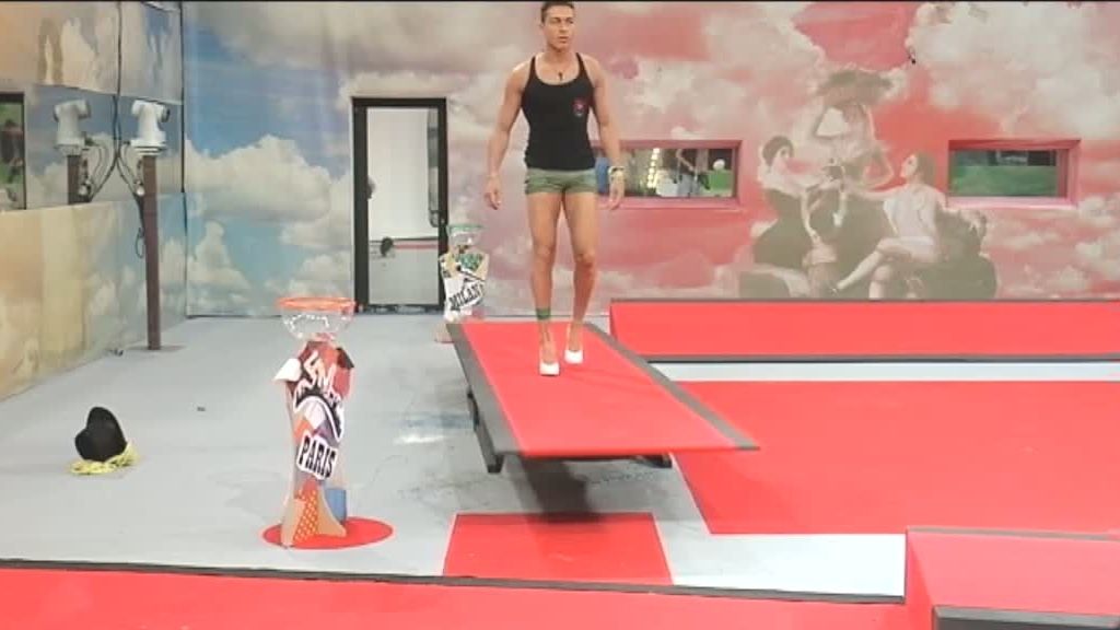 Álvaro, 'fashionista' del desfile, ler valora