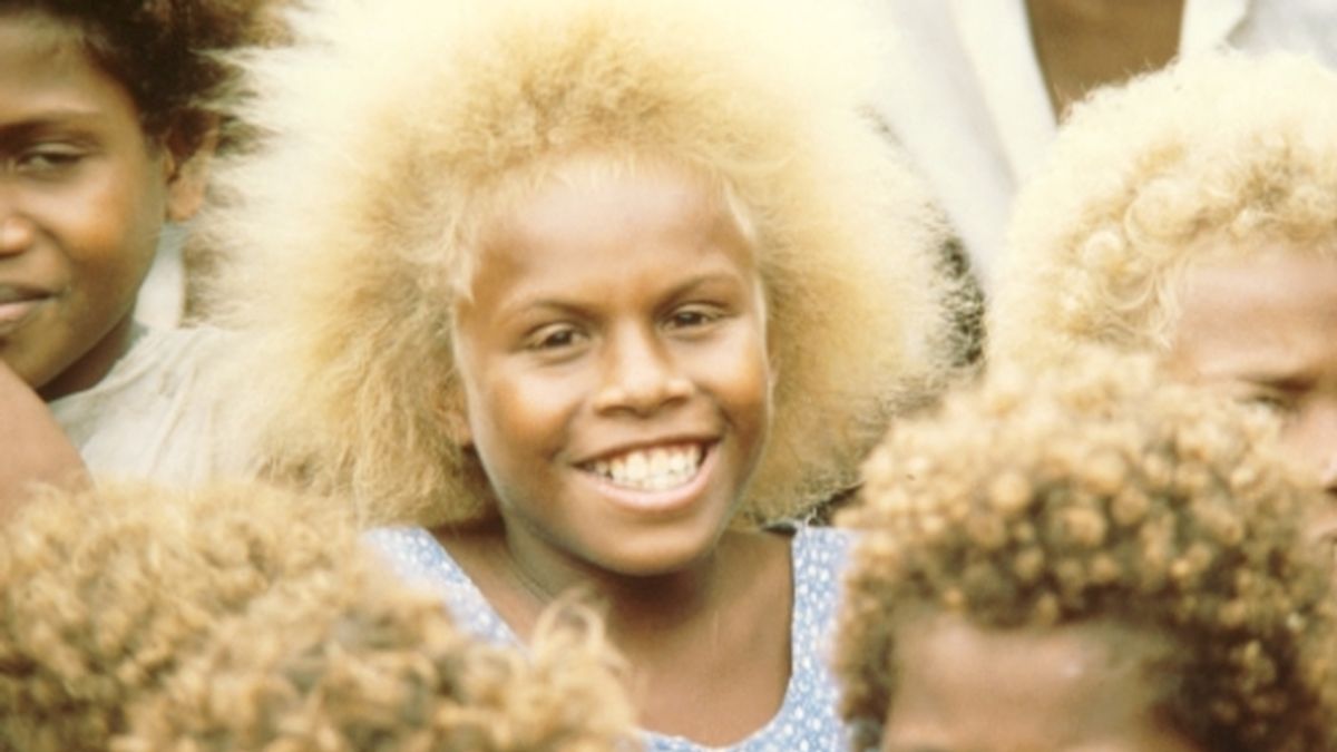Estos isleños tienen al mismo tiempo la pigmentación más oscura de la piel fuera de África y la mayor prevalencia de pelo rubio fuera de Europa.