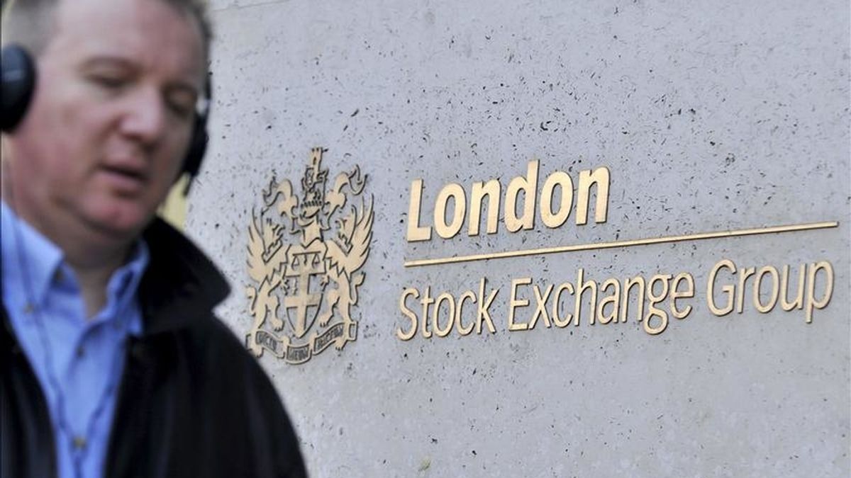 Un hombre camina frente a la Bolsa de Londres (London Stock Exchange) en Londres, Reino Unido. EFE/Archivo