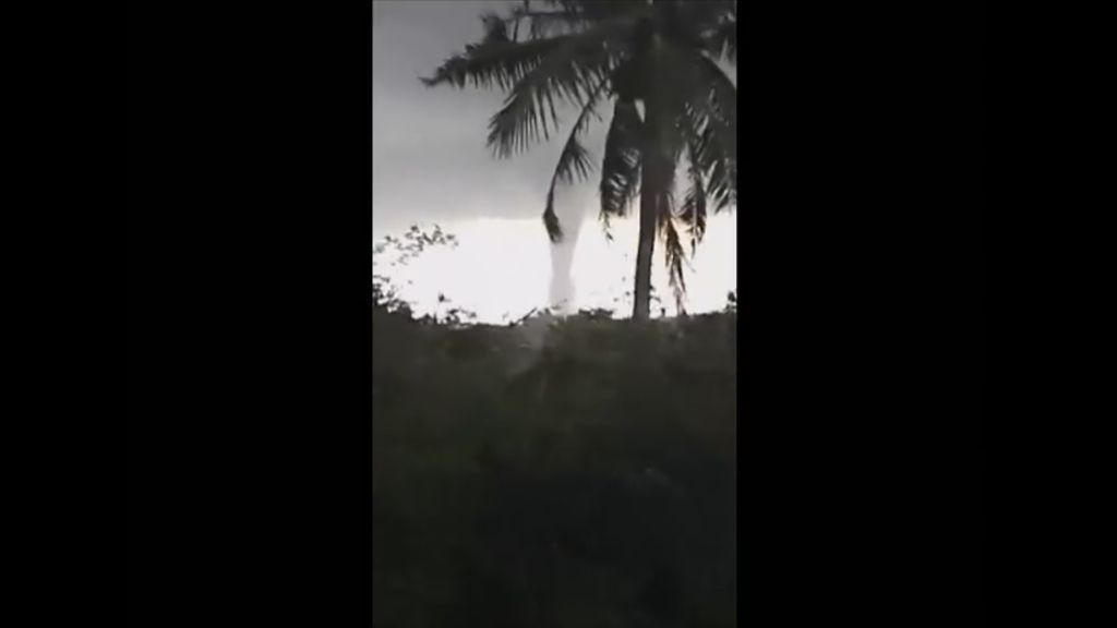 Un impresionante tornado asola la isla china de Hainan