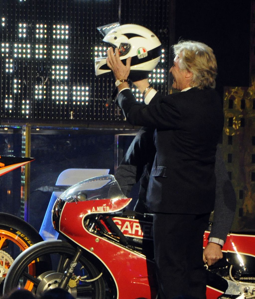 Ángel Nieto acudió al acto con sus históricas motos