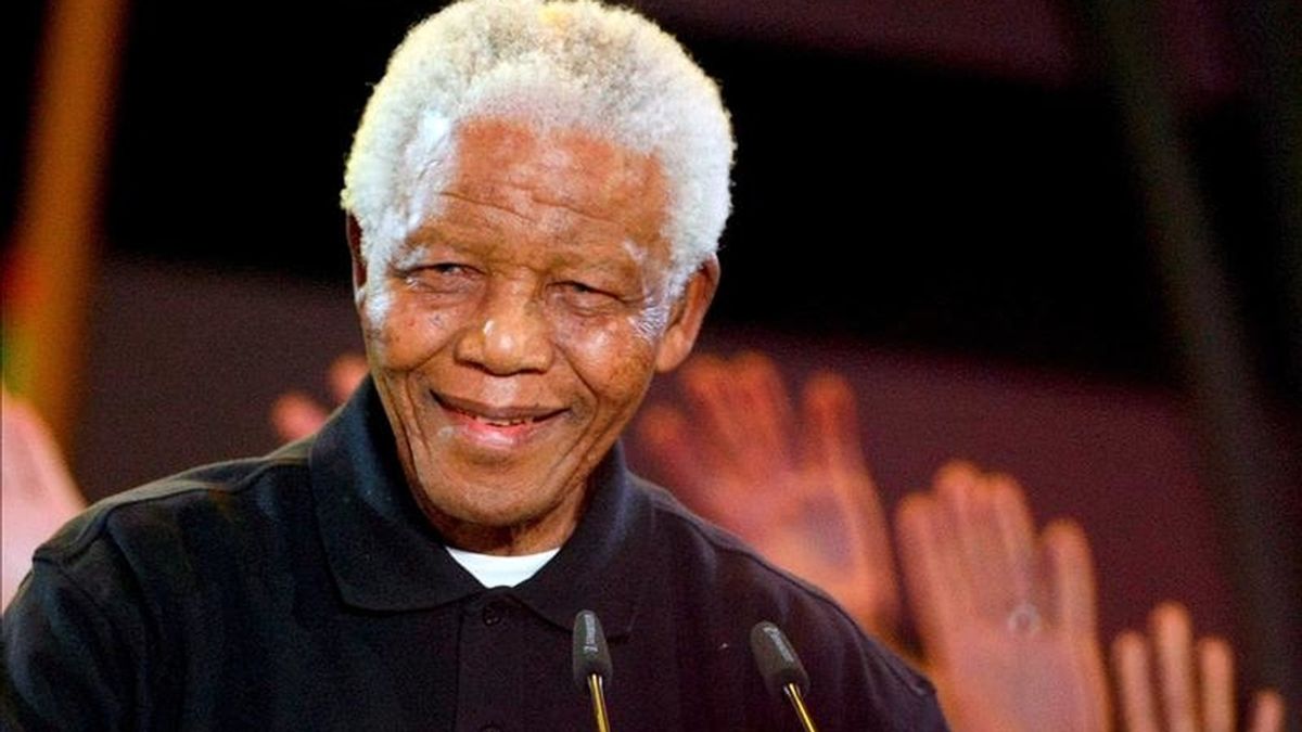 Fotografía de archivo del 1 de diciembre de 2007 del ex presidente de Sudáfrica Nelson Mandela durante un concierto en Johannesburgo (Sudáfrica). Mandela, de 92 años, fue ingresado a un hospital el miércoles 26 de enero de 2011, para someterse a exámenes de rutina, según la fundación Nelson Mandela. EFE