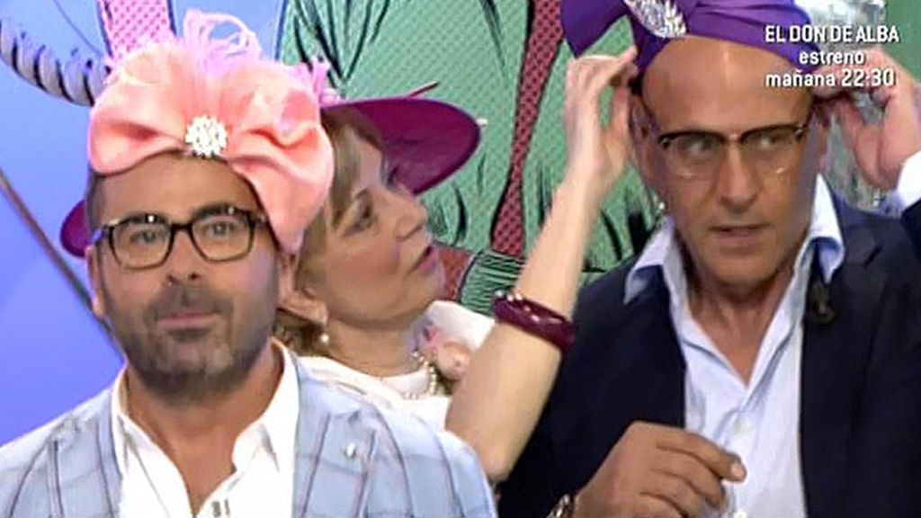 Los colaboradores se prueban diferentes tocados