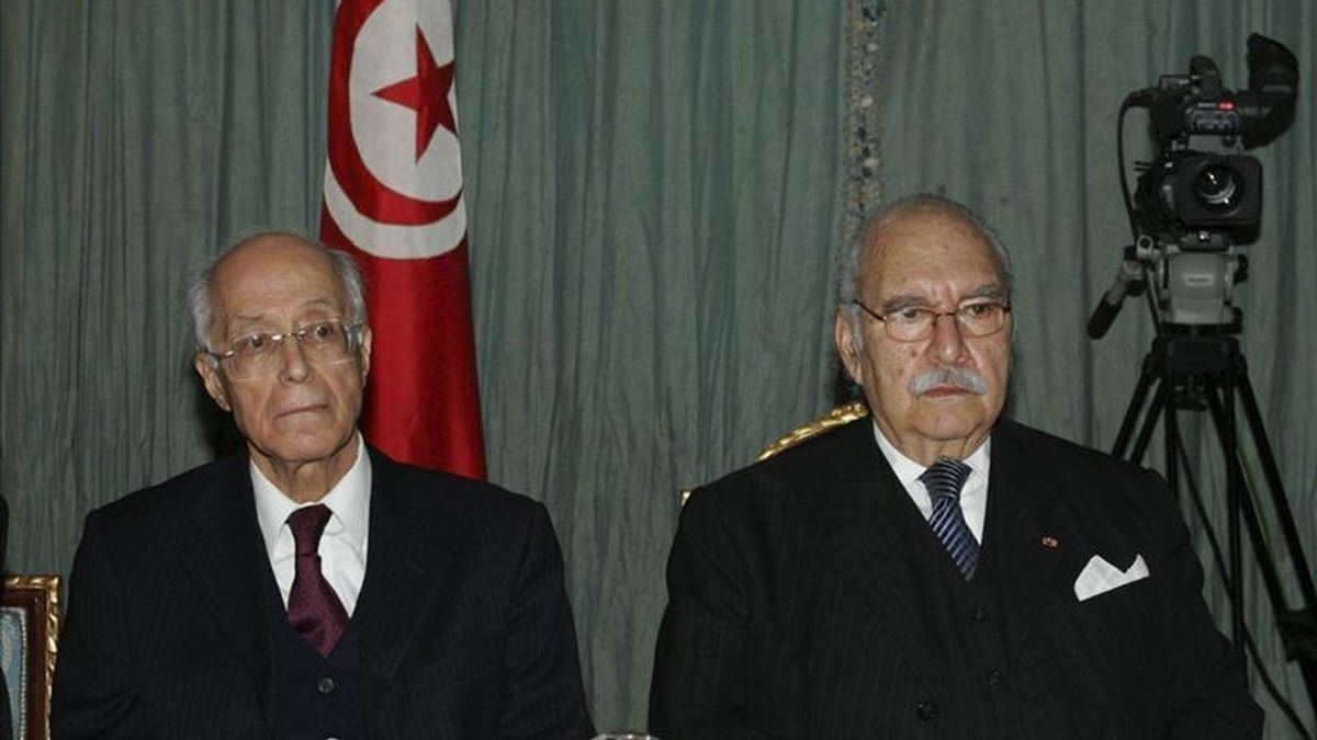 El presidente tunecino, Fuad Mebaza (d) y el ministro tunecino de Exteriores, Ahmed Ouneies, (i), durante la una reunión. EFE