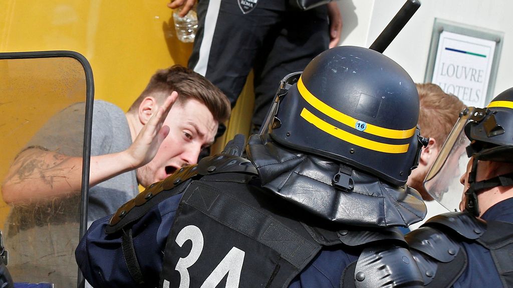 La violencia de los ultras rusos e ingleses calientan el partido en Lille
