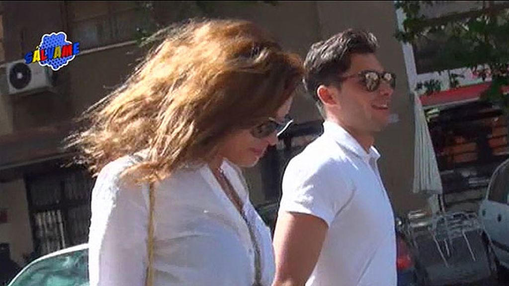 La pareja guarda silencio, pero pasean sonrientes y de la mano